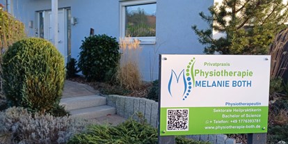 Physiotherapist - Therapieform: medizinische Massage - Der Eingang. Von der anderen Seite barrierefrei zu erreichen! - Physiotherapie Melanie Both