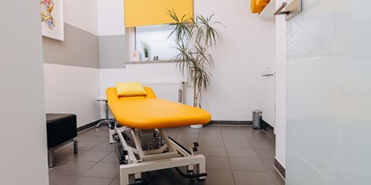 Physiotherapeut - Therapieform: medizinische Massage - Neusäß - Behandlungsraum - physio-TERRA Praxis für Physiotherapie & Osteopathie