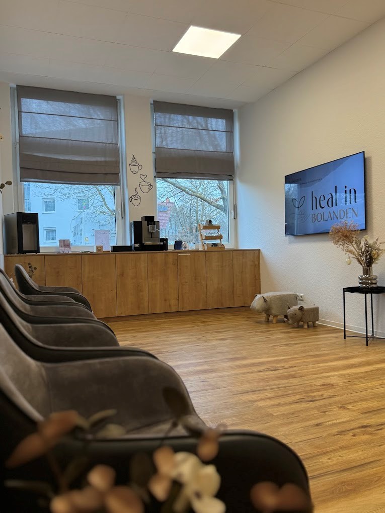 Heal In Bolanden GmbH Räumlichkeiten Wartebereich mit Kaffeevollautomat & Wasserspender