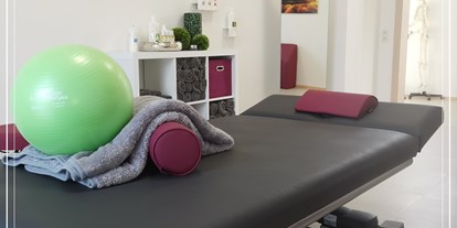 Physiotherapeut - PLZ 31675 (Deutschland) - Einer unserer vier Praxisräume. Modern ausgestattet, farbenfroh und mit viel Licht. - Kirsten Münchow 
