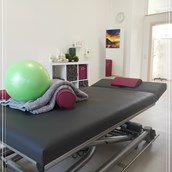 Physiotherapie: Einer unserer vier Praxisräume. Modern ausgestattet, farbenfroh und mit viel Licht. - Kirsten Münchow 
