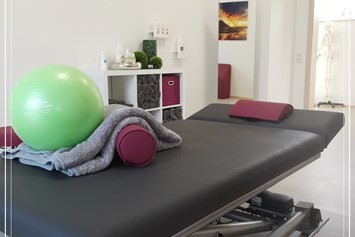 Physiotherapie: Einer unserer vier Praxisräume. Modern ausgestattet, farbenfroh und mit viel Licht. - Kirsten Münchow 