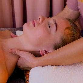 Physiotherapie: Kopf Nacken Schultermassage - Sabayking Thai Massage & Wellness Charlottenburg