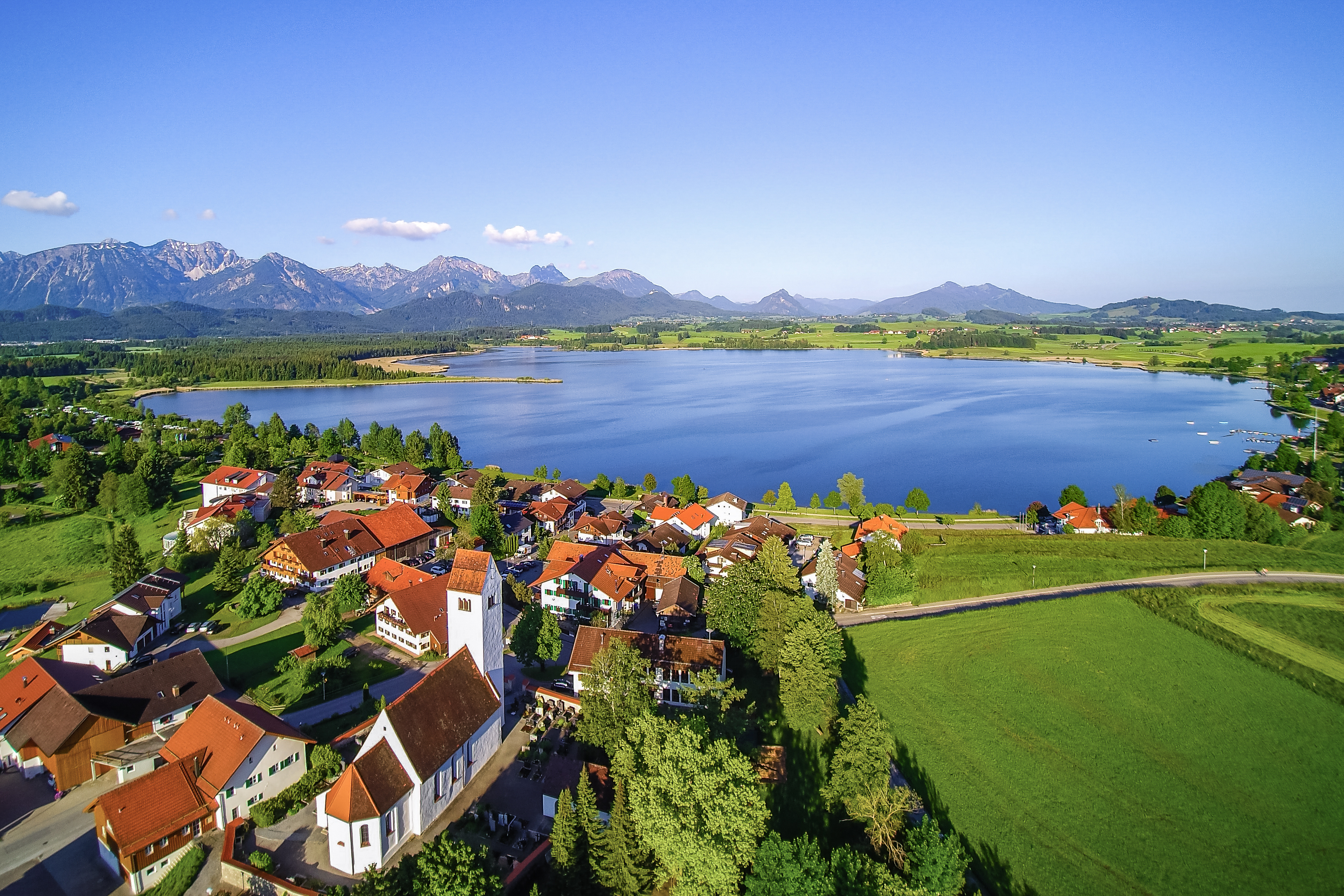 Physiotherapie: Blick auf den Hopfensee und Hopfen am See – perfekte Kulisse für einen Gesundheitsurlaub im Biohotel Eggensberger mit Therapiezentrum - Eggensberger Therapiezentrum