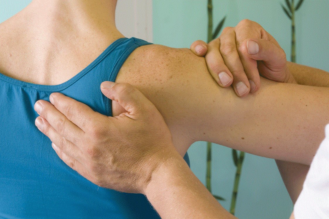 Physiotherapie: Indikationen im Therapiezentrum Eggensberger: Verletzungen und degenerative Schäden des Bewegungsapparates (Rücken & Gelenke), Nachbehandlung von Operationen (Bandscheibe & Knie-/Schulter-Gelenke), Bewegungseinschränkungen  - Eggensberger Therapiezentrum