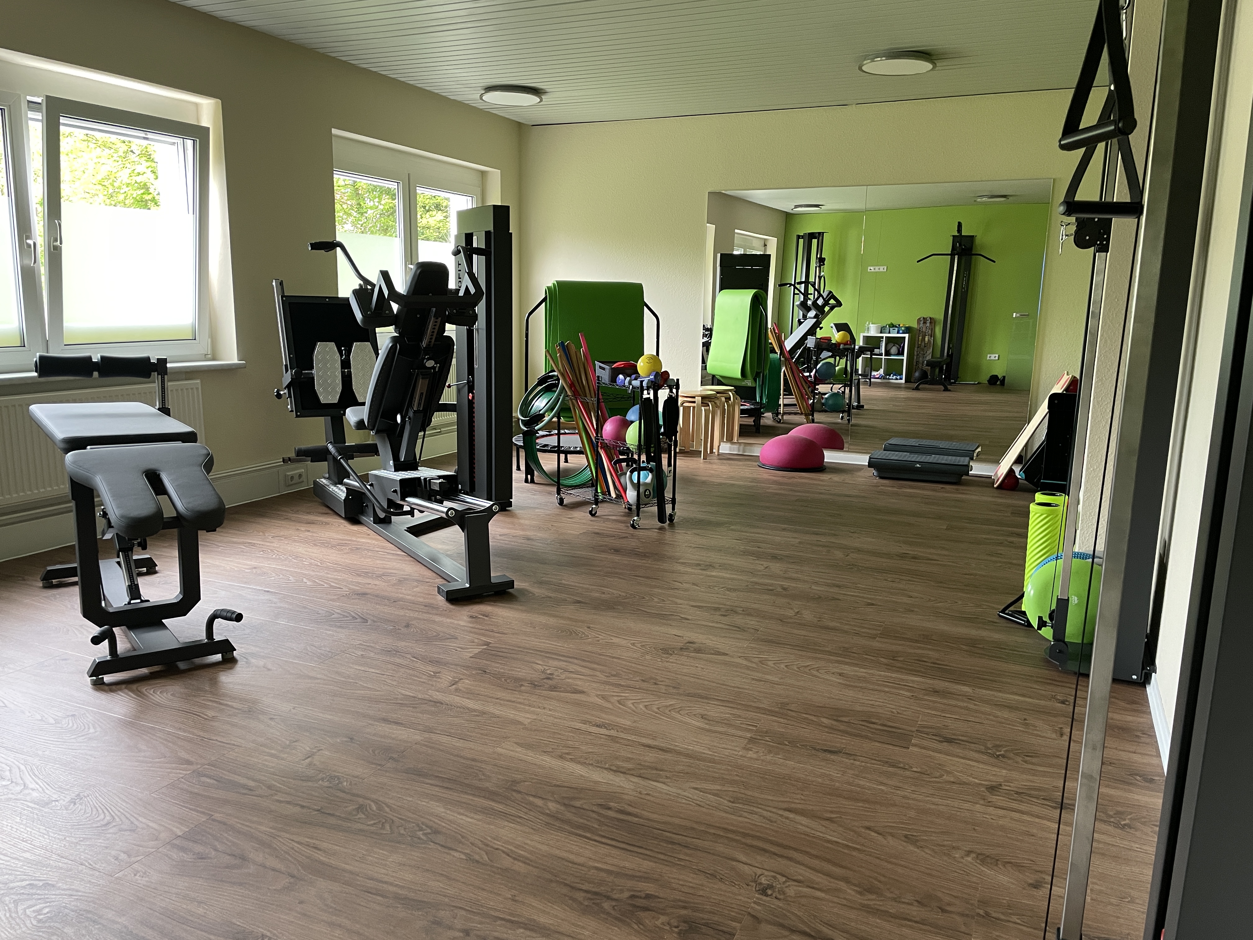 Physiotherapie: Geräteraum für KGG - PHYSIOGALERIE - Ursula Helfrich