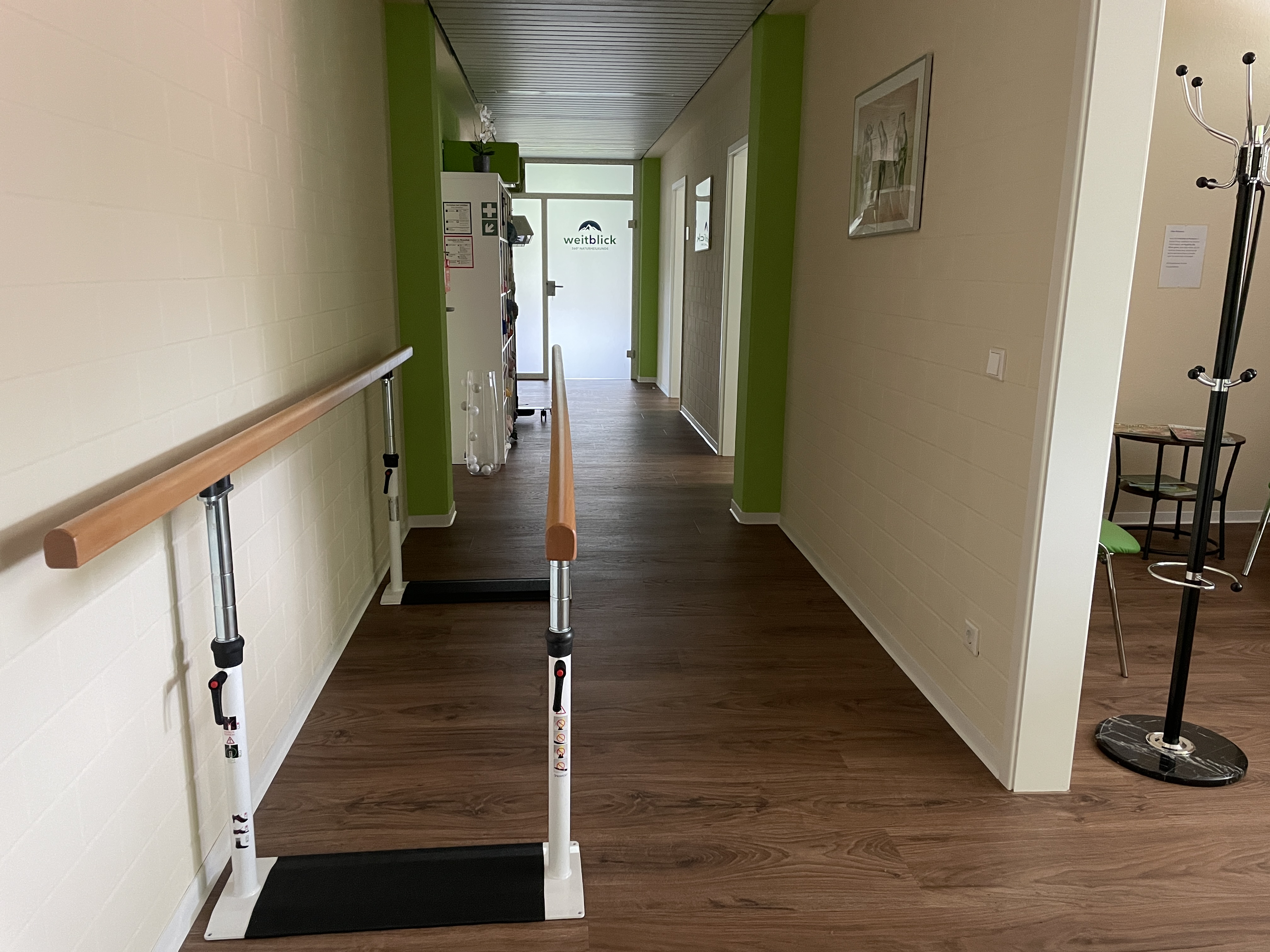 Physiotherapie: Flur zu den Behandlungsräumen - PHYSIOGALERIE - Ursula Helfrich